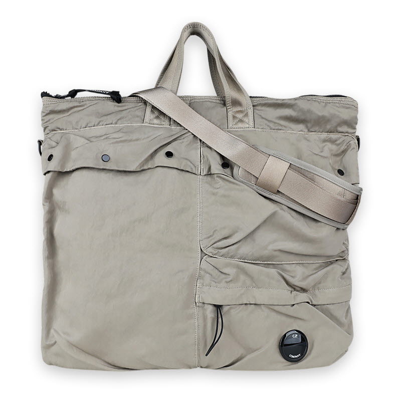 디몬트 CP컴퍼니 남성 렌즈 와펜 라지 토트백(베이지) 19CMAC114A 005269G 356