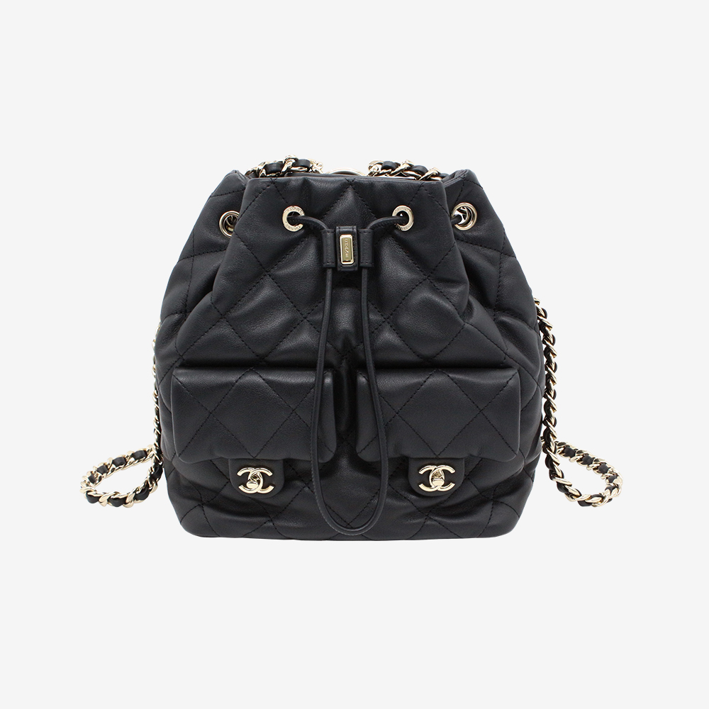 [국내/당일]샤넬 투포켓 드로우스트링 버킷 백팩 카프스킨 금장 블랙 AS4342