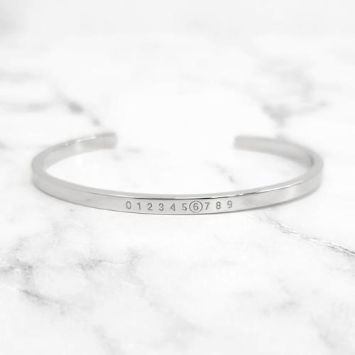 [논현 더팩토리](당일) 24SS MM6 마르지엘라 로고 슬림 커프 브레이슬릿 팔찌 (SM7UY0054 SV0310 951)