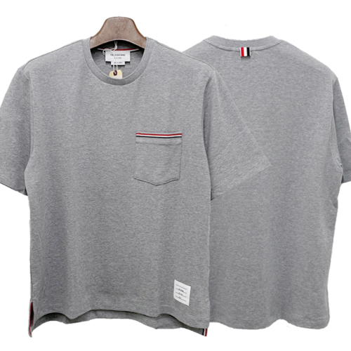 [논현 더팩토리](당일) 24SS 톰브라운 삼선 포켓 오버사이즈 반팔티 (MJS183A 07323 055)