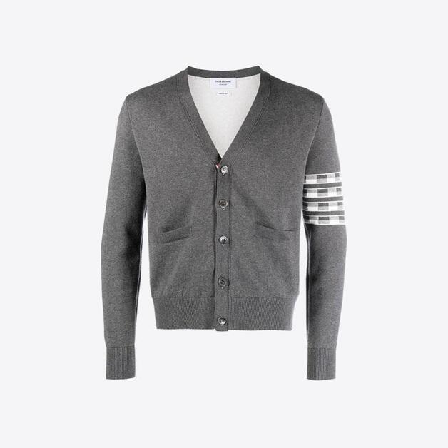 당일배송[톰브라운] MKC469A Y3006 035 사선완장 헥터 아이콘 자카드 브이넥 버튼 가디건 메드그레이 남성 자켓